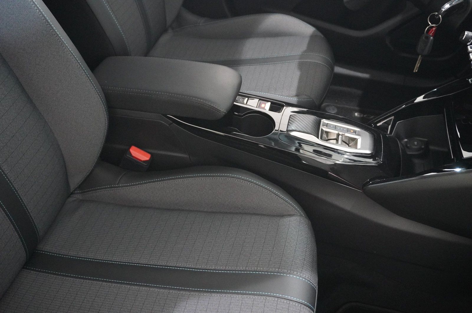Fahrzeugabbildung Peugeot 2008 1.2T ALLURE AT NAVI/LED/KAMERA/SHZ/VIRT.
