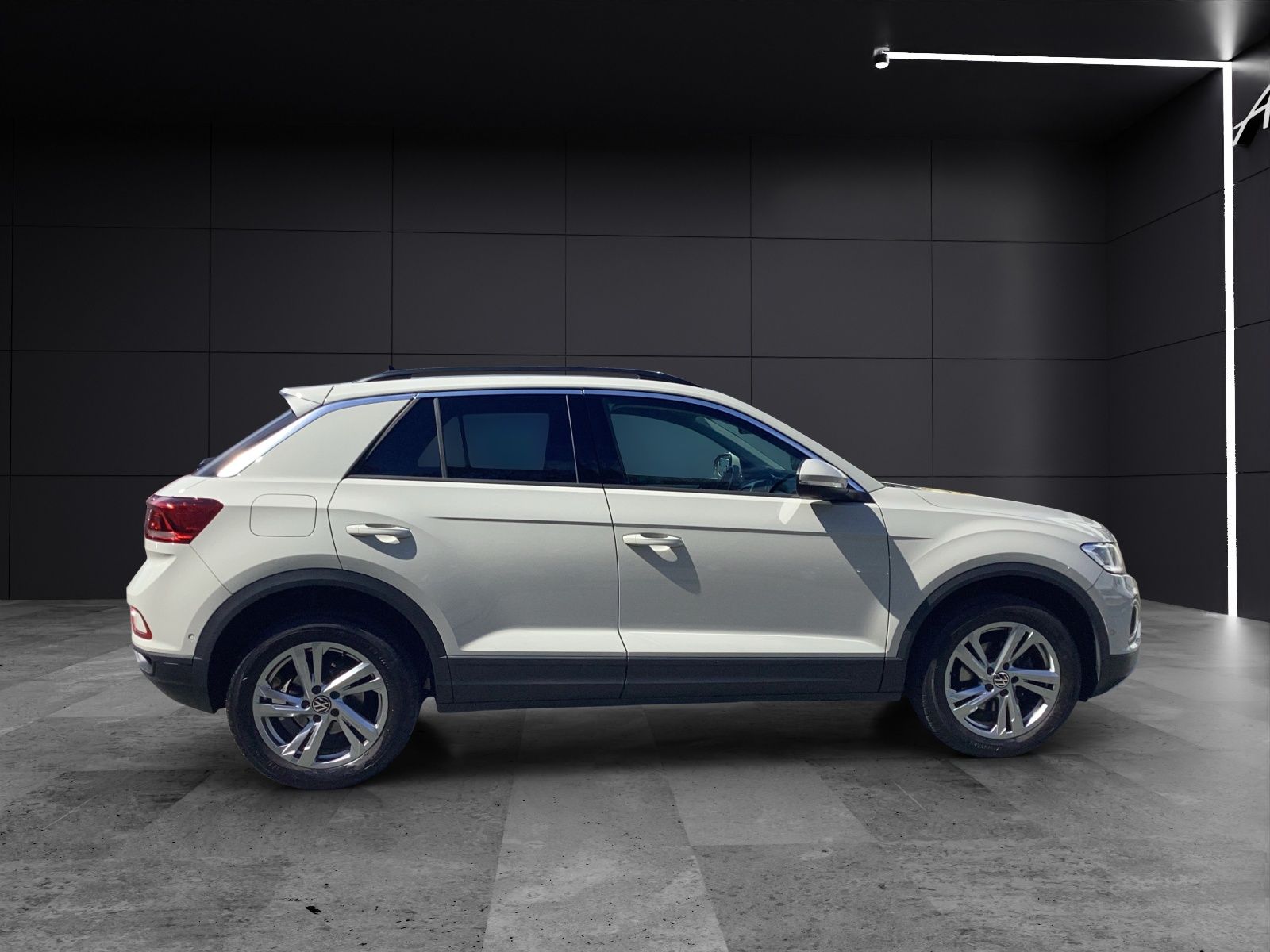 Fahrzeugabbildung Volkswagen T-Roc TSI Life Standhzg LED APP Park-Assist SH L