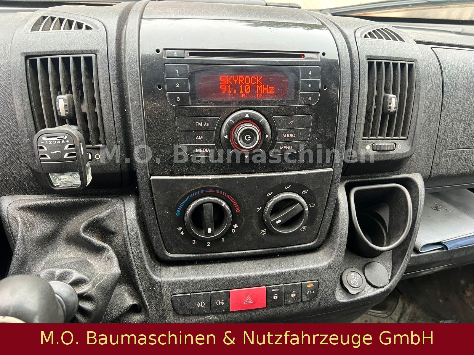Fahrzeugabbildung Peugeot Boxer / 4x2 / 3 Achser / Kipper /