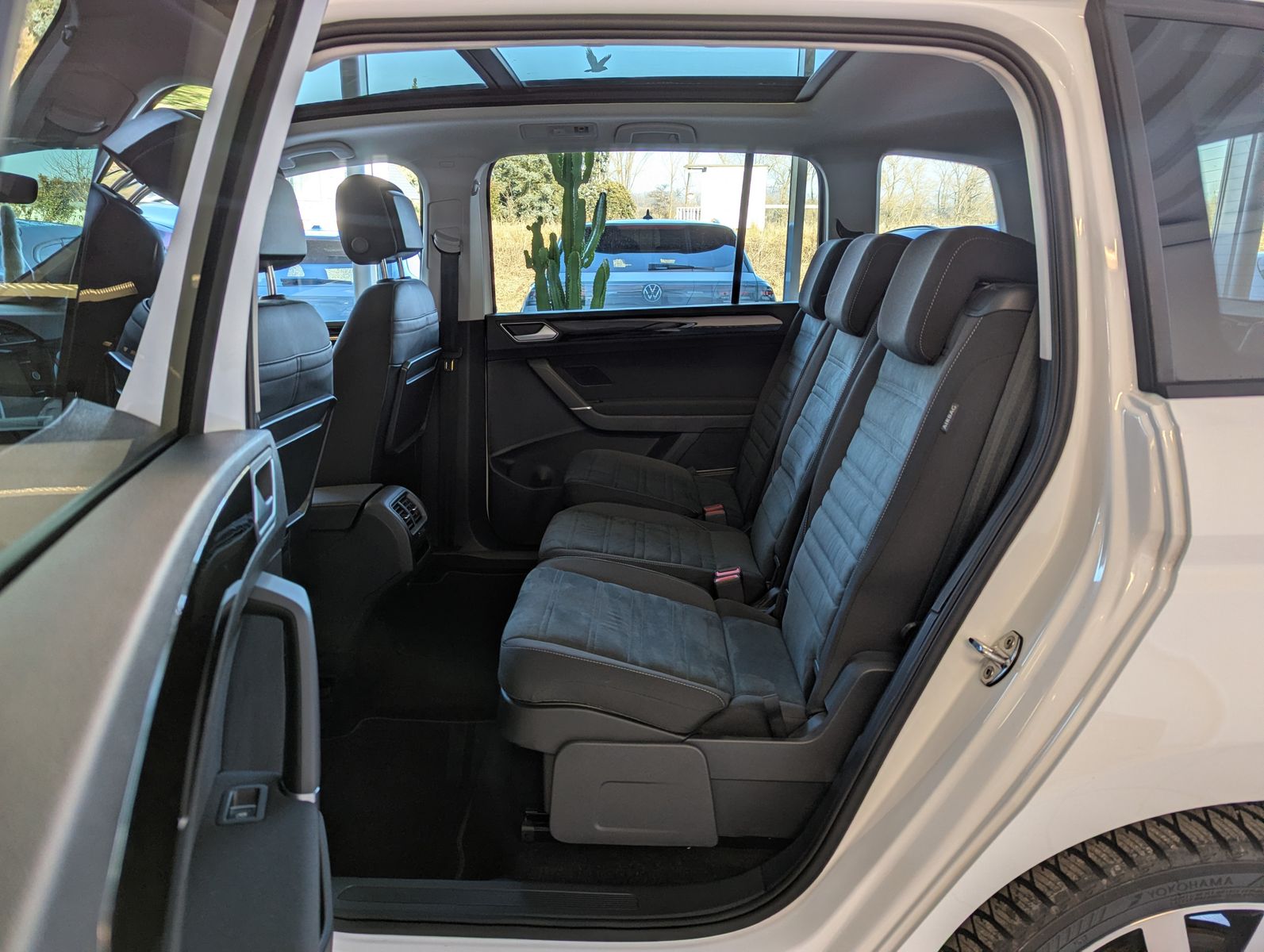 VW Touran 2.0 DSG R-Line High. Pano 7-Si IQ.Dri AHK - Image 13