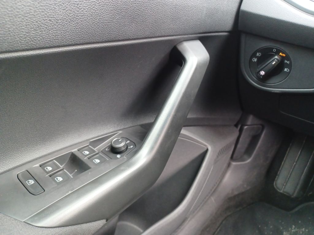 Fahrzeugabbildung Volkswagen Polo 1.0 TSI DSG R-Line ACC, Climatronic,Navi,SH