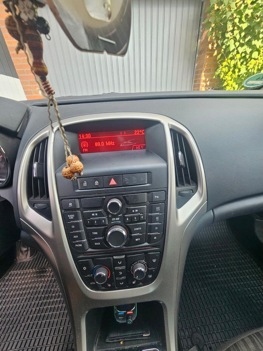 Opel Astra 2012 — photo 9