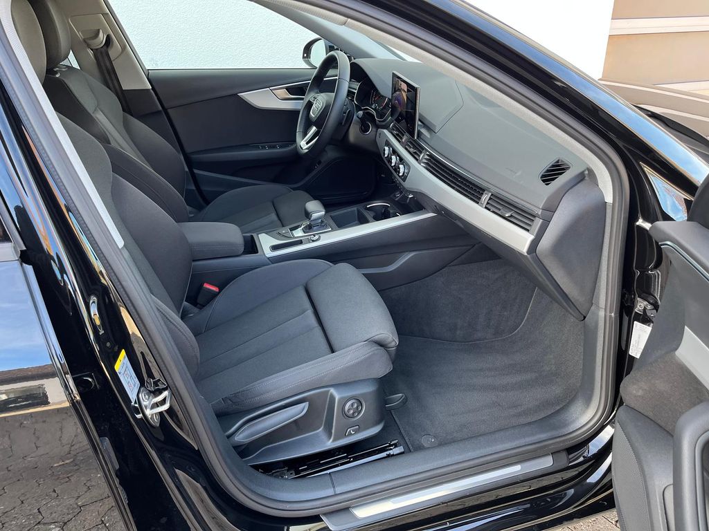 AUDI A4 2024