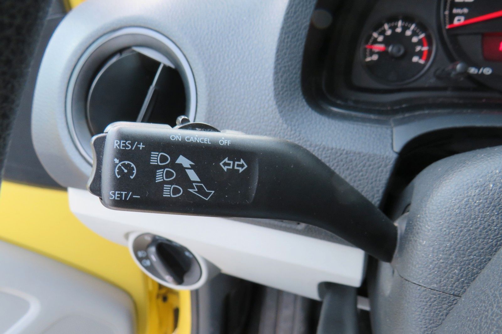 Fahrzeugabbildung SEAT Mii Style KLIMA SITZH GRA PDC TELVOR 8-FACH 1.H