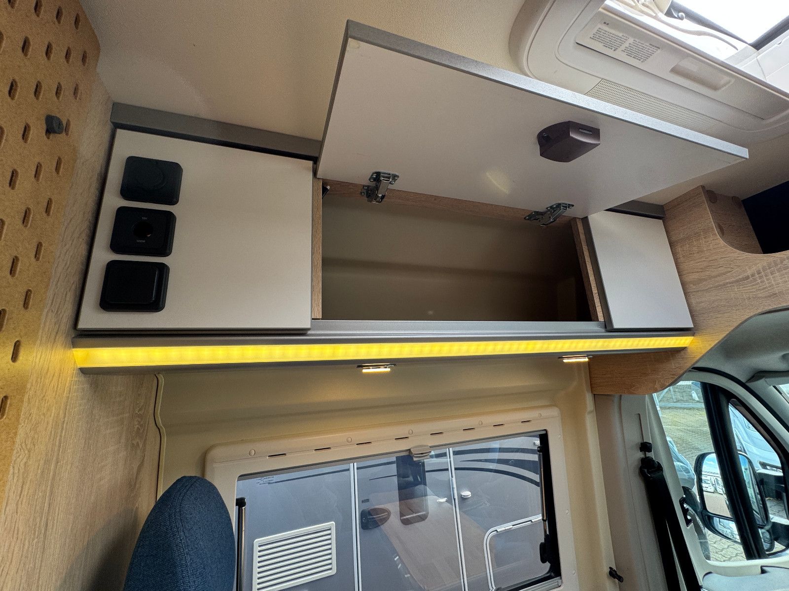 Vehicle image Pössl RUNNER 636 INDIVIDUAL ROOM CLIMATE AHK