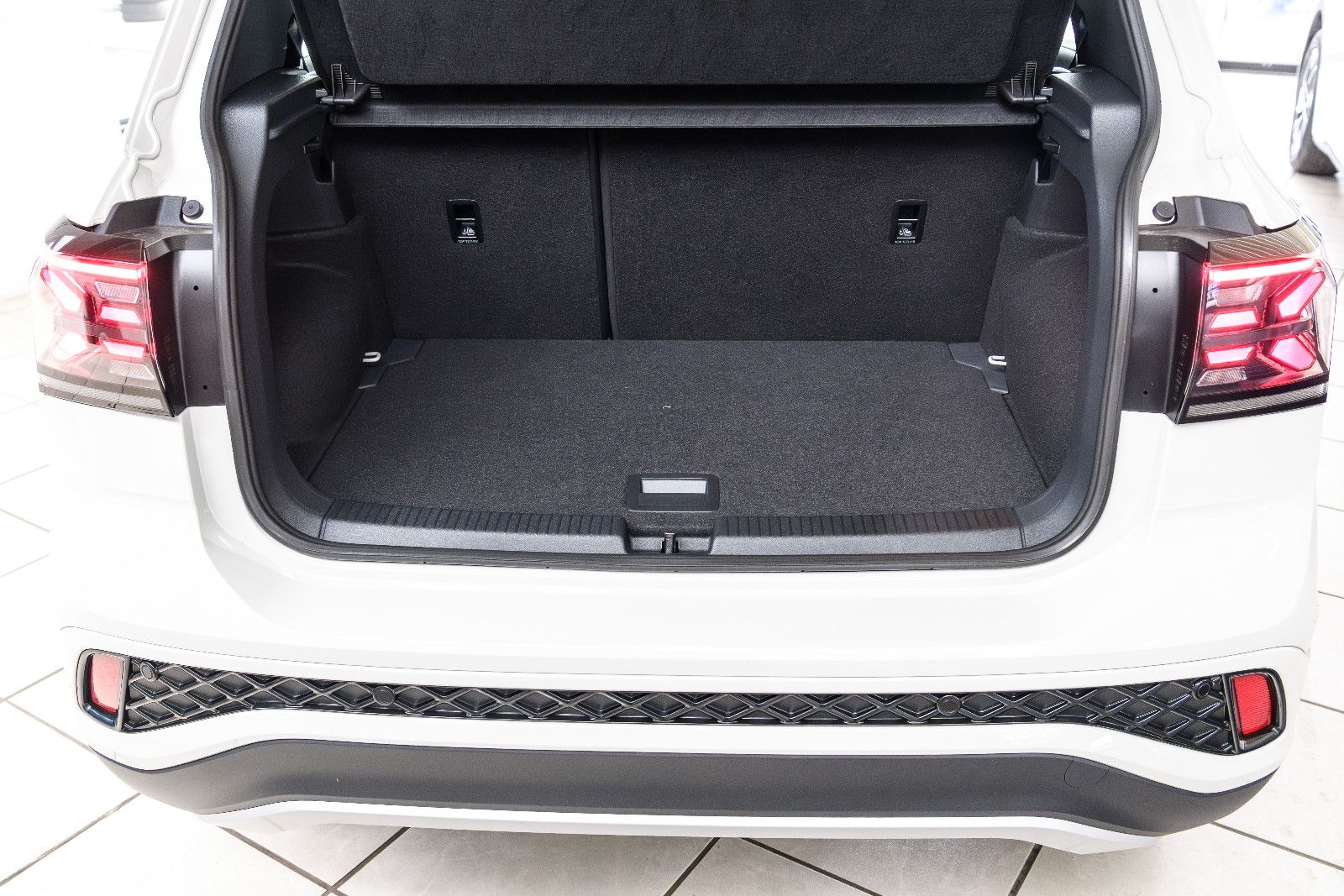 Fahrzeugabbildung Volkswagen T-Cross 1.0 TSI R-Line+DSG+Kamera+AHK+GJ-Reifen