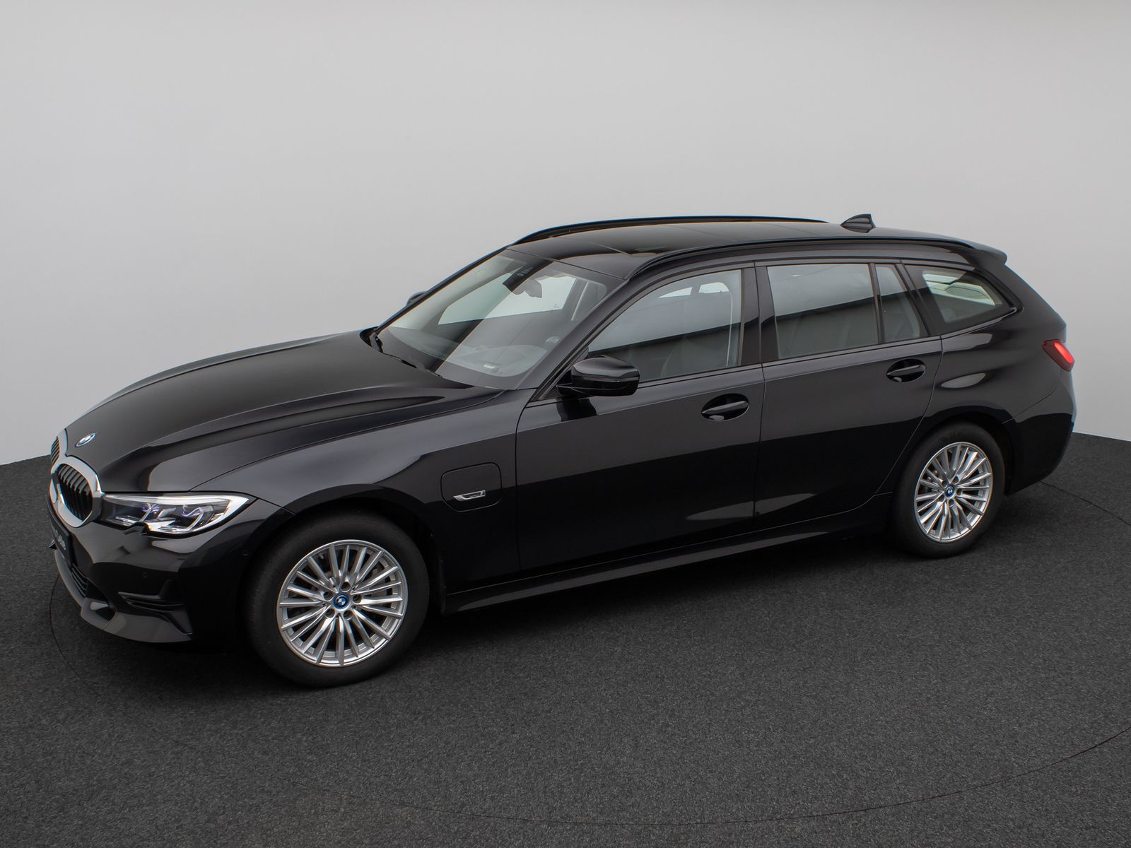 Fahrzeugabbildung BMW 330e xD SportLine Panorama Laser HUD DAB Komfort