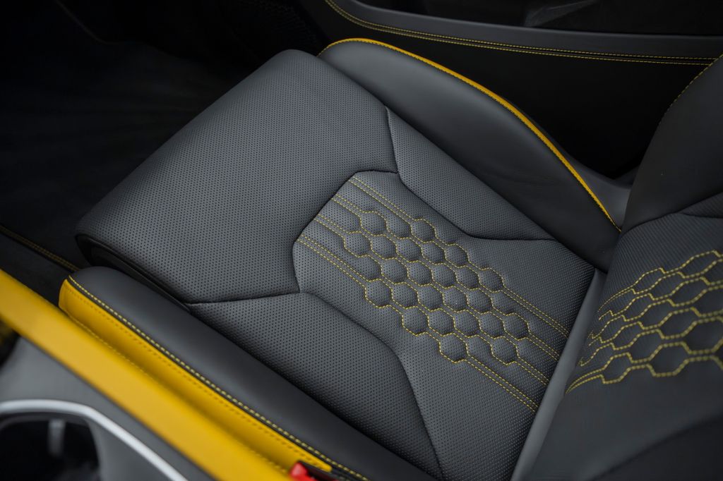 Urus 4.0 V8 SE 2026 BLACK/YELLOW AKRAPOVIC CARBO - Bild 29