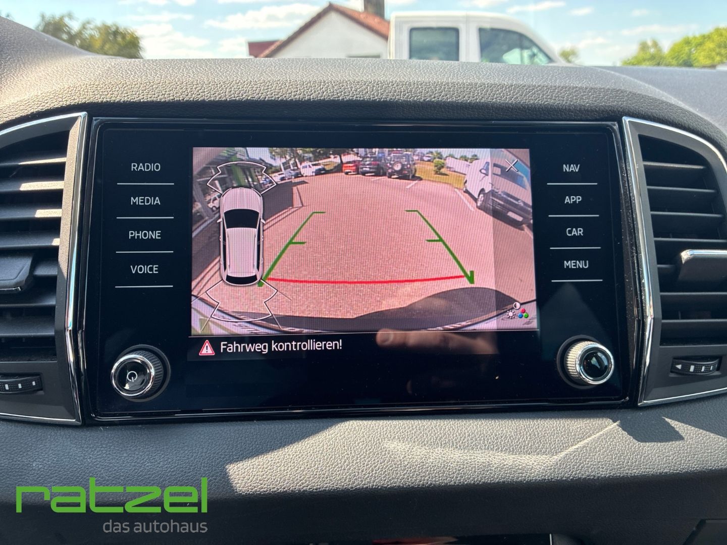 Fahrzeugabbildung SKODA Karoq 1.5 TSI Clever Ambition Navi LED ACC RFK D