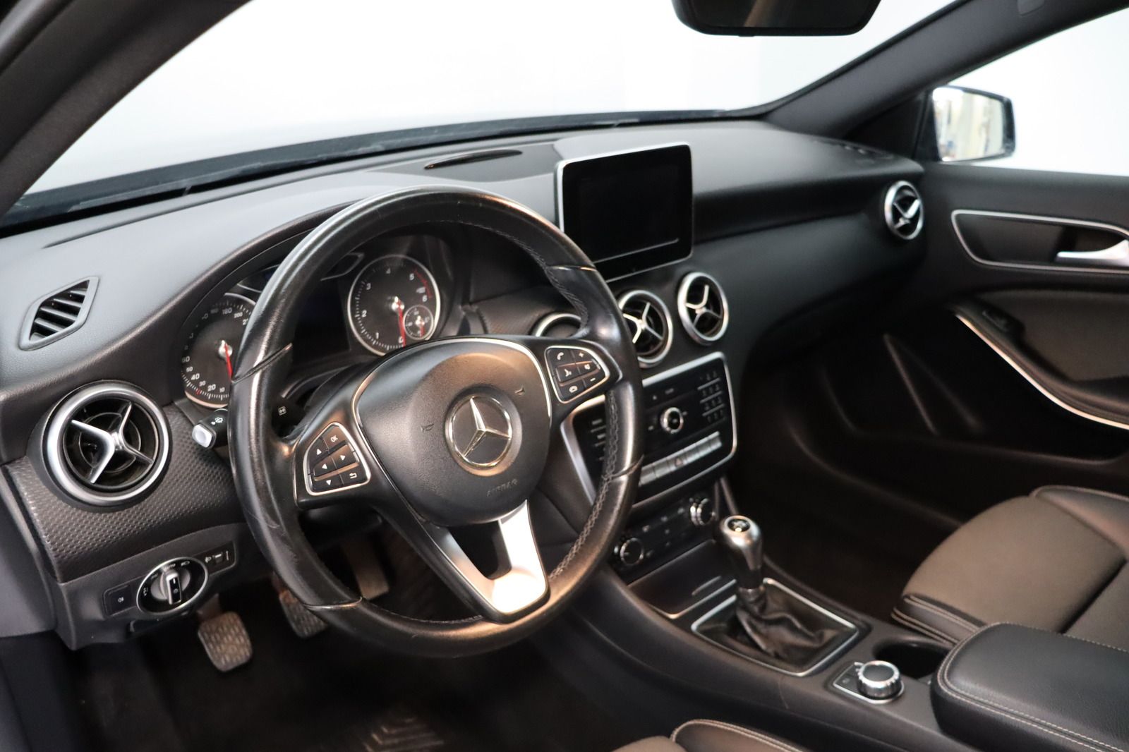 Fahrzeugabbildung Mercedes-Benz A 180 d * Navi * PDC * HU/AU neu