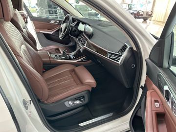 Fahrzeugabbildung BMW X7 xDrive 30d Massage DisplKey SoftCl Laser Voll