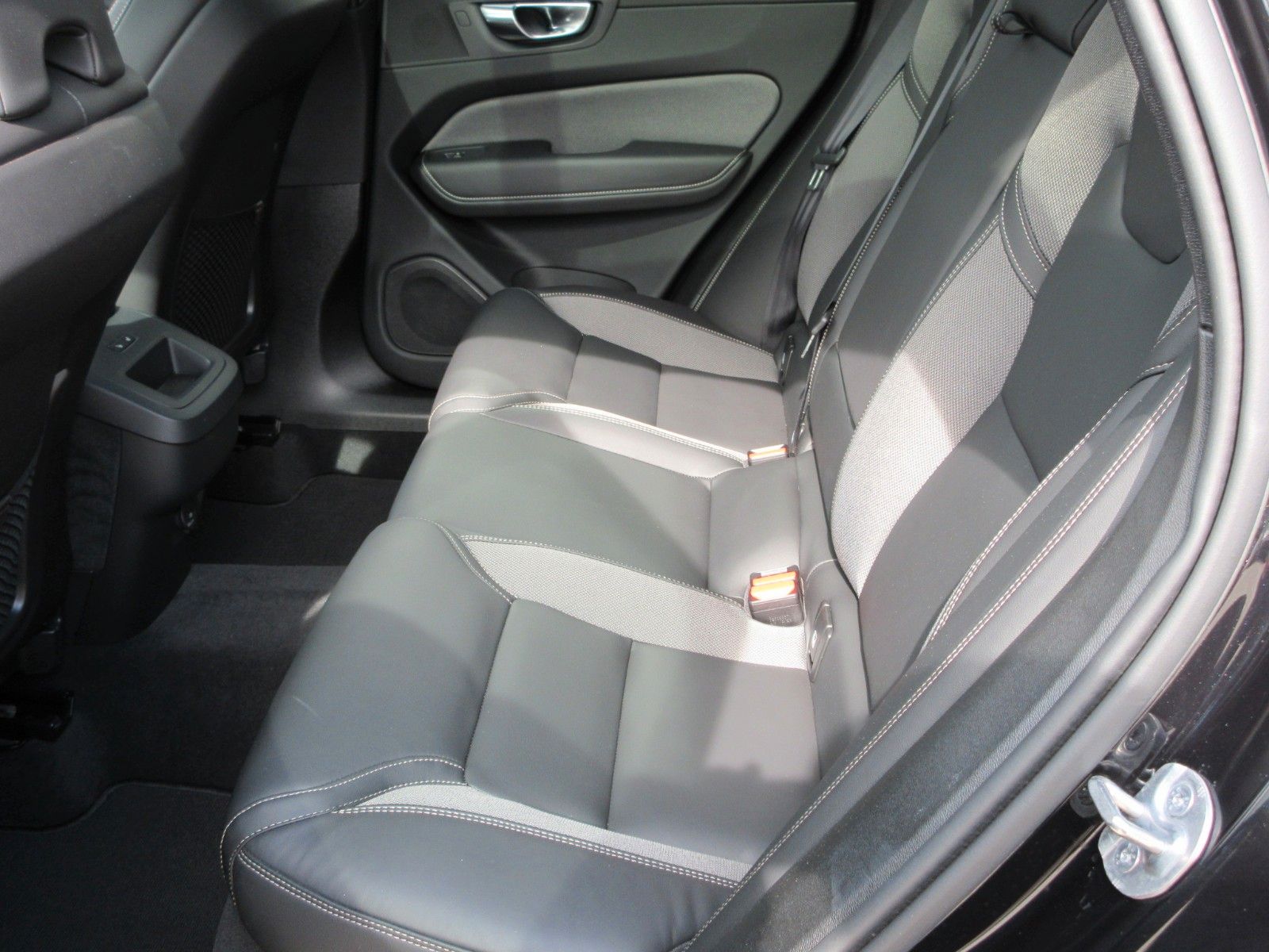 Fahrzeugabbildung Volvo XC 60 B5 Plus Dark AWD