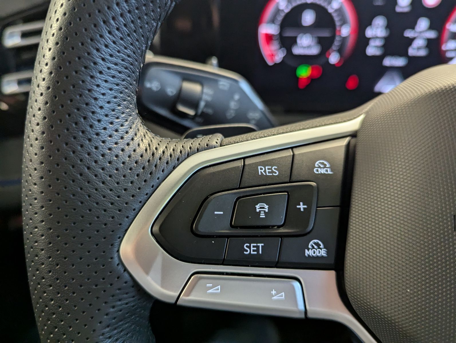 VW Tiguan 2.0TDI R-Line 4M Pano H/K AHK Matrix 20" - Image 23