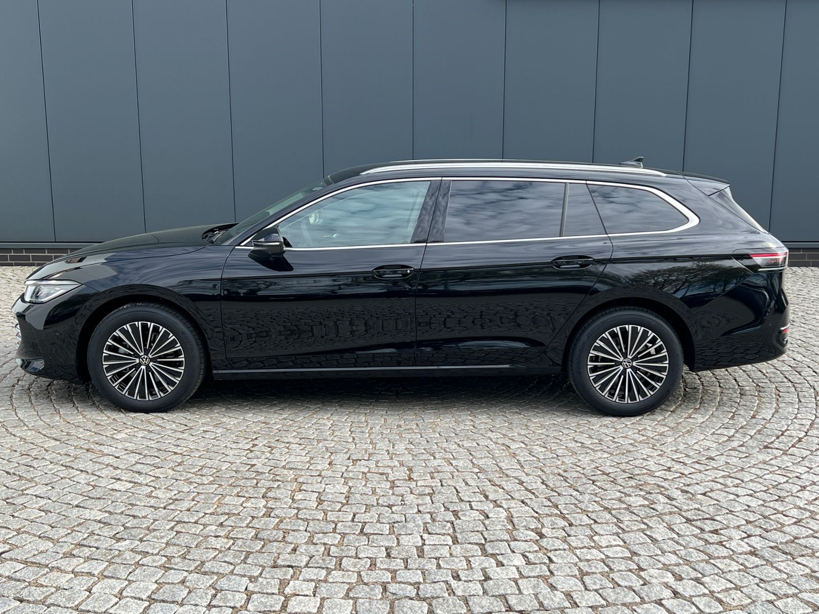 Fahrzeugabbildung Volkswagen Passat Variant Elegance 1.5 eTSI DSG *AHK, ACC,