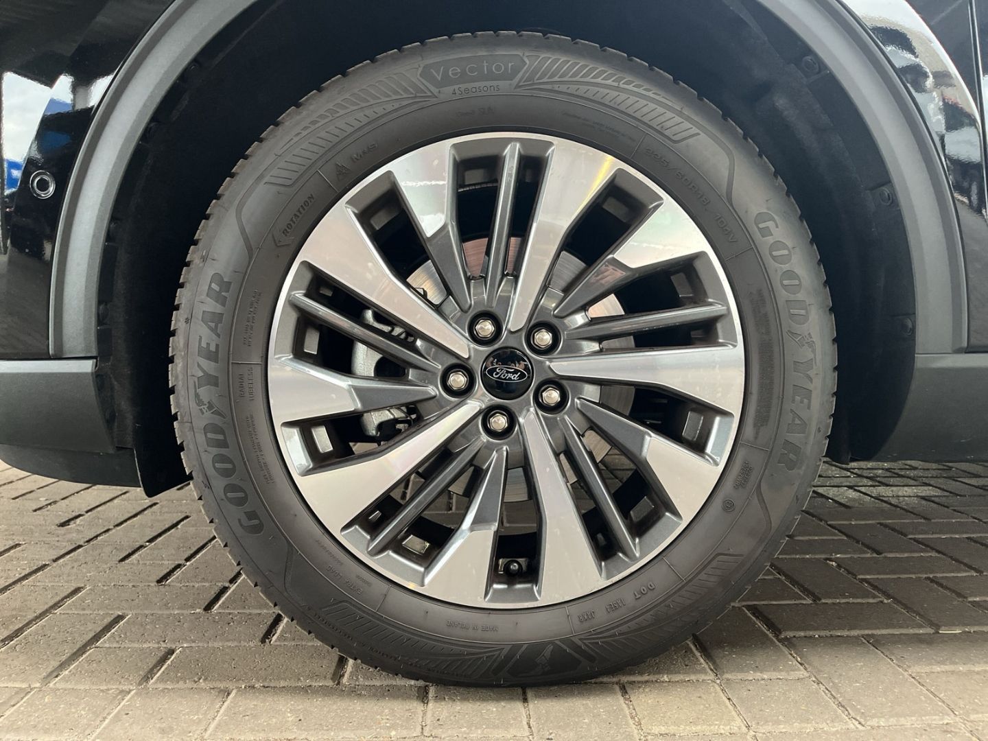 Fahrzeugabbildung Ford Kuga Titanium 1.5 EcoBoost 150PS HUD Navi LED AC