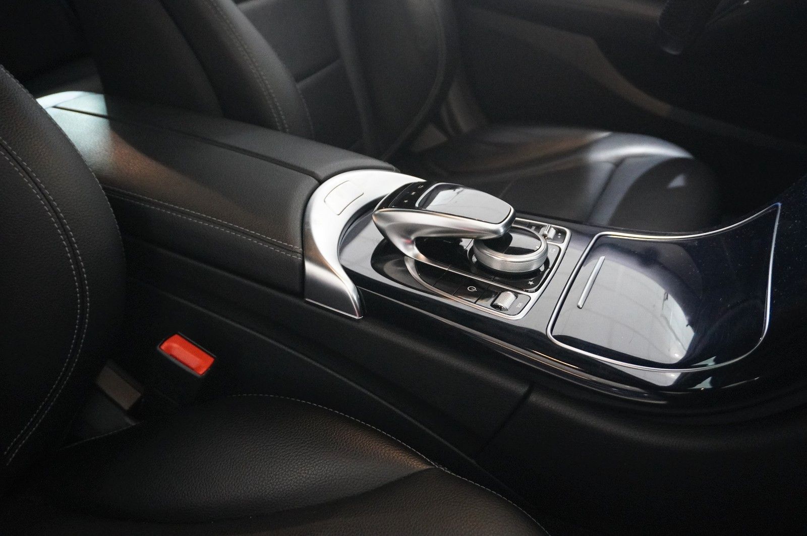 Fahrzeugabbildung Mercedes-Benz C 200 LIM. AMG LINE NAVI/LED/KAMERA/SH/SPORT/AHK