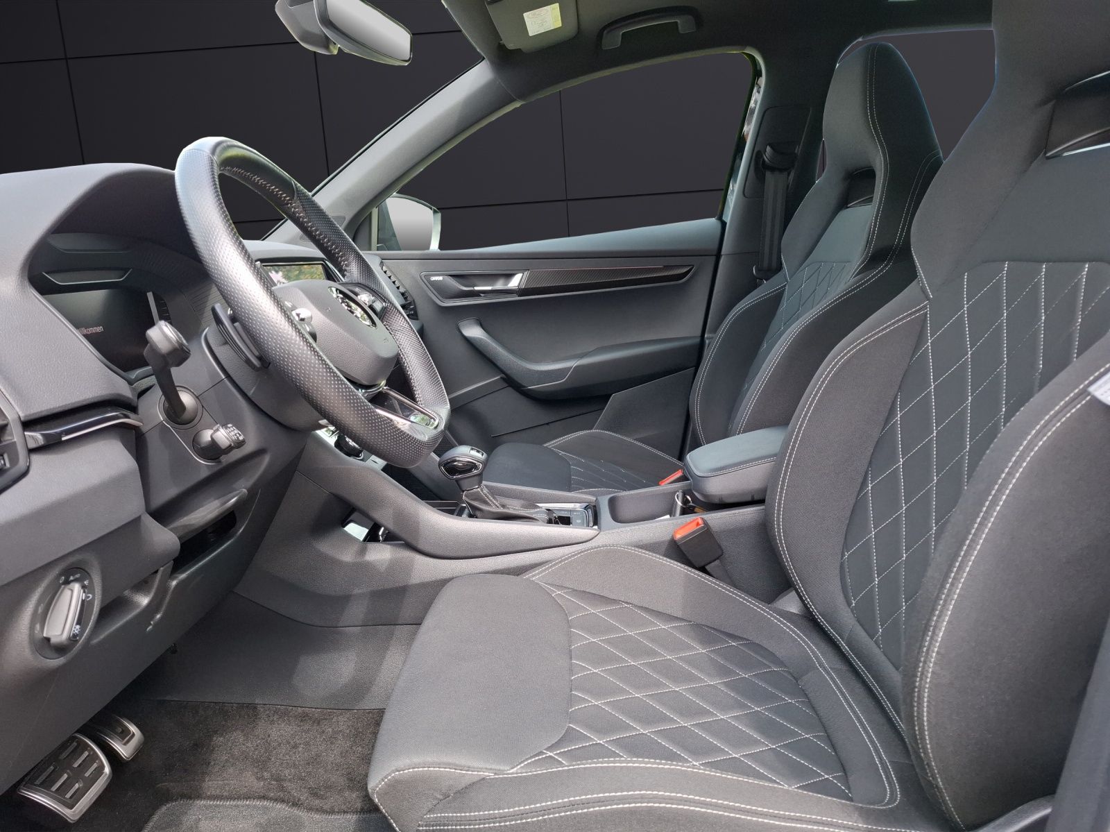 Fahrzeugabbildung SKODA Karoq TSI Sportline DSG 4x4 LED AHK Navi PANO AC