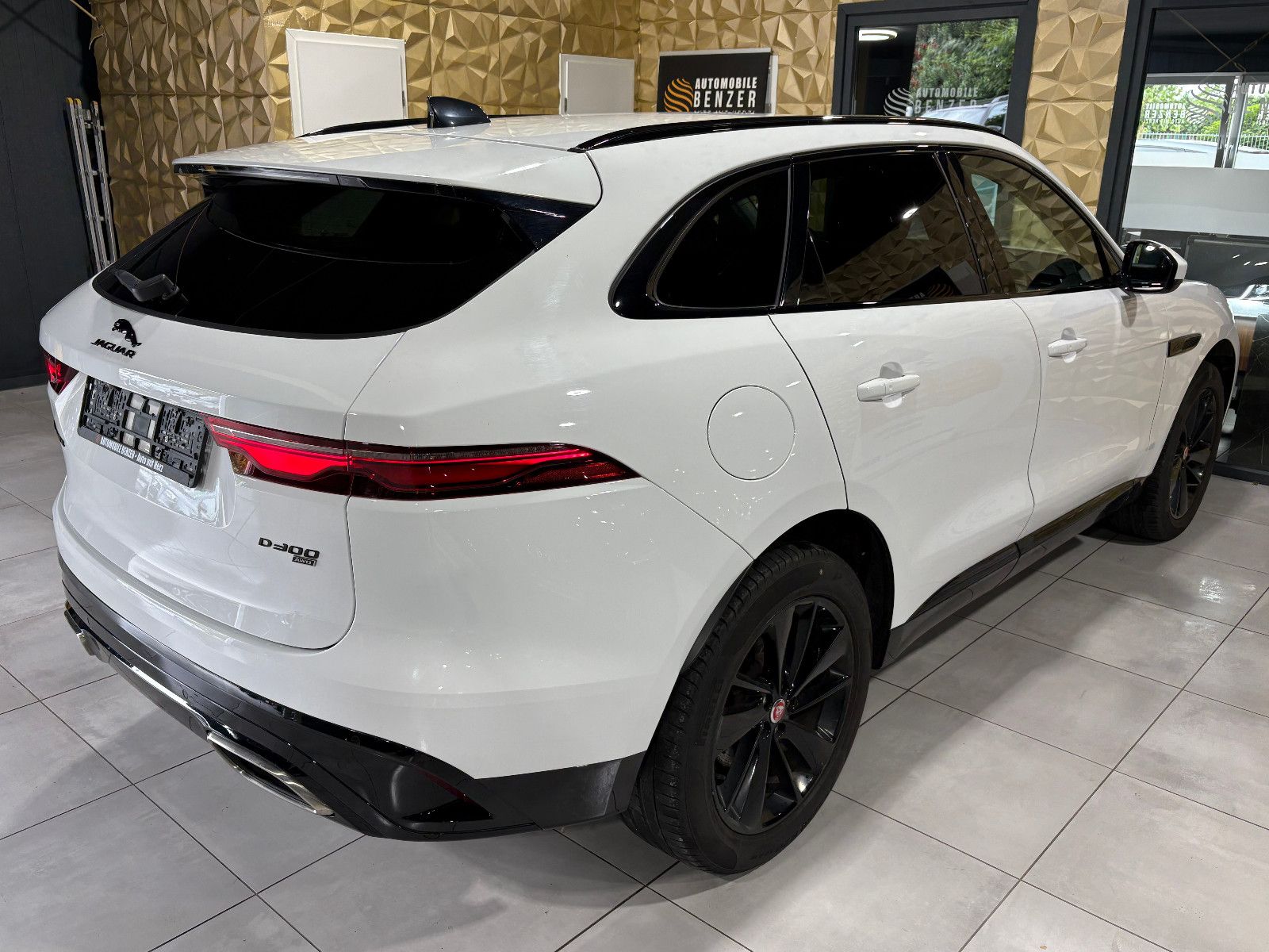 Fahrzeugabbildung Jaguar F-PACE SE AWD/D300/MEMORY/MASSAGE/APPLE/NAVI/KAM