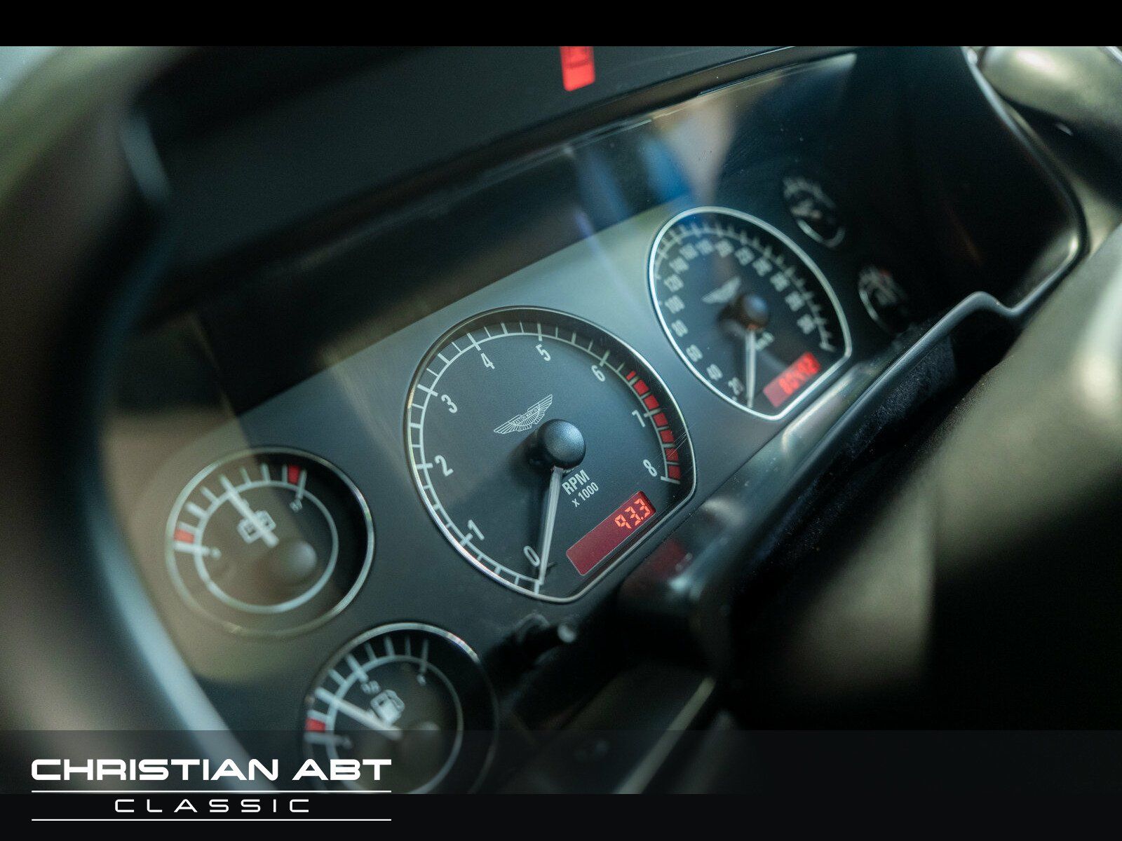 Fahrzeugabbildung Aston Martin Vantage V12