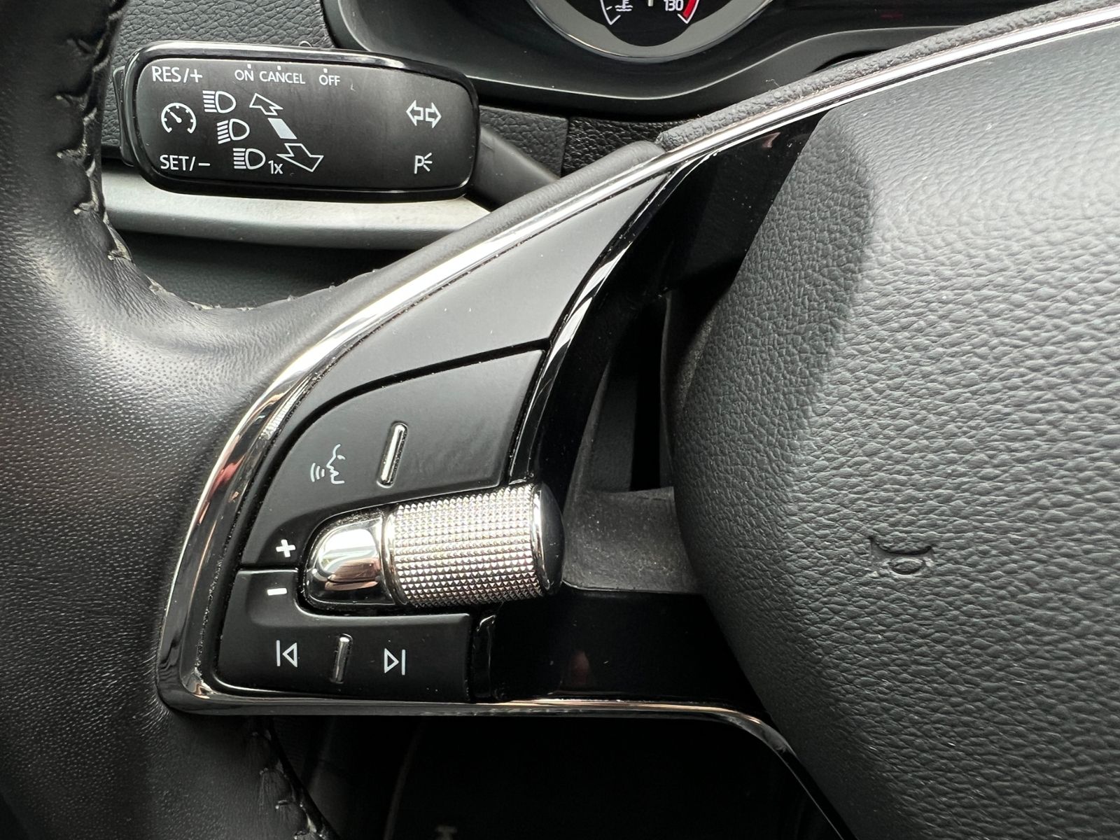 Fahrzeugabbildung SKODA Karoq Ambition 1.5 TSI *AHK, SmartLink, Kamera,