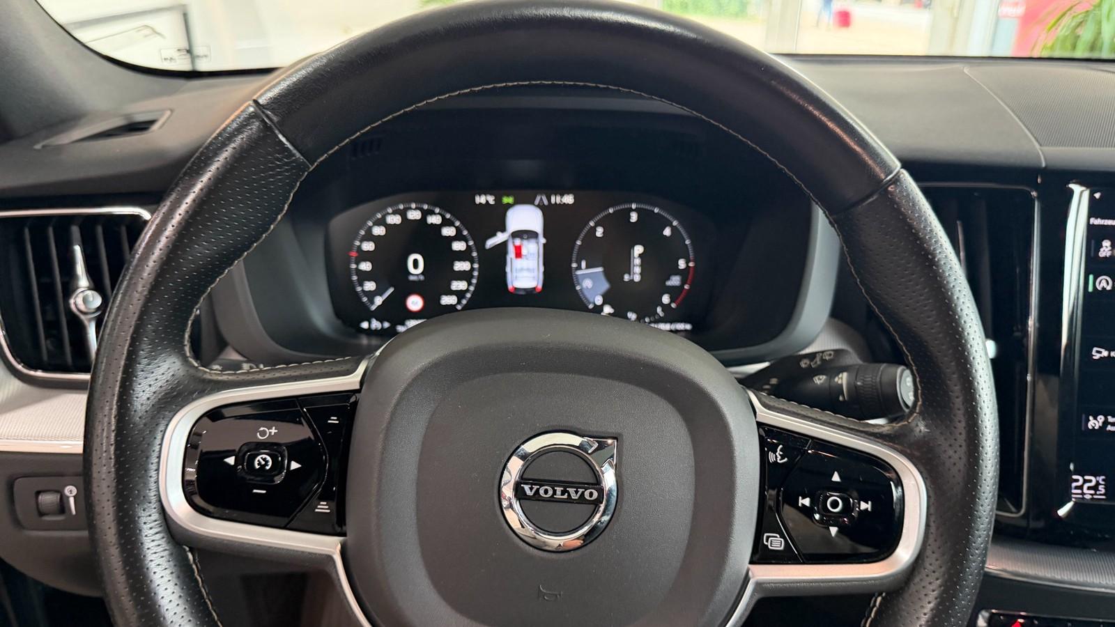Volvo XC60 D5 AWD R Design Panorama*AHK