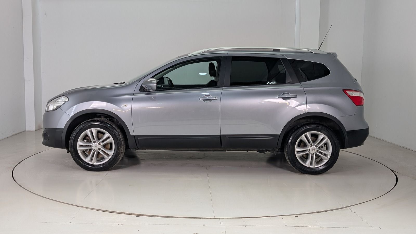 Fahrzeugabbildung Nissan Qashqai+2 2.0i 4x4 * AHK * Navi * Pano Acenta 7-