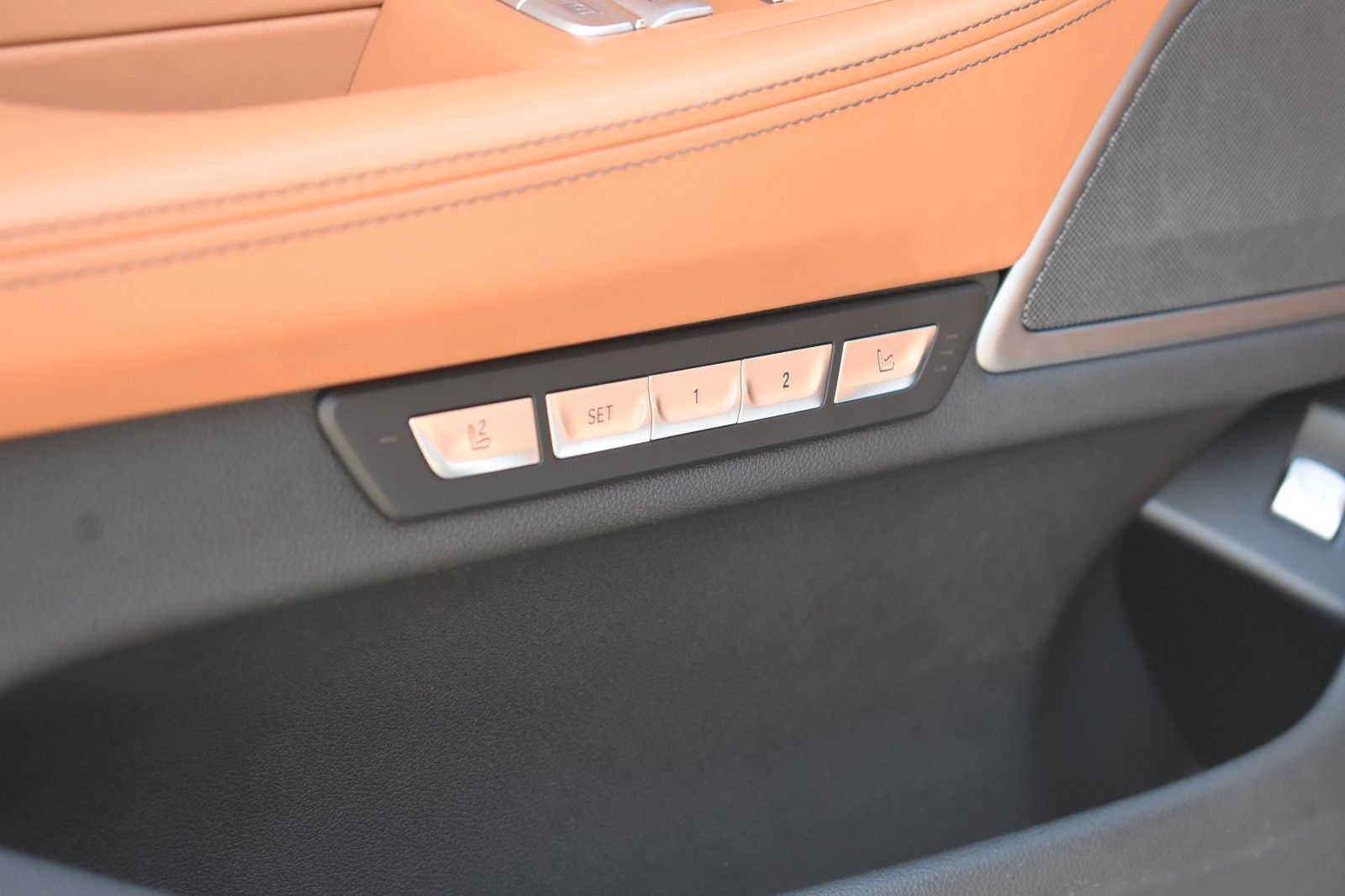 Fahrzeugabbildung BMW 750i xDrive M Sport Gestik Applecar H&K Garantie