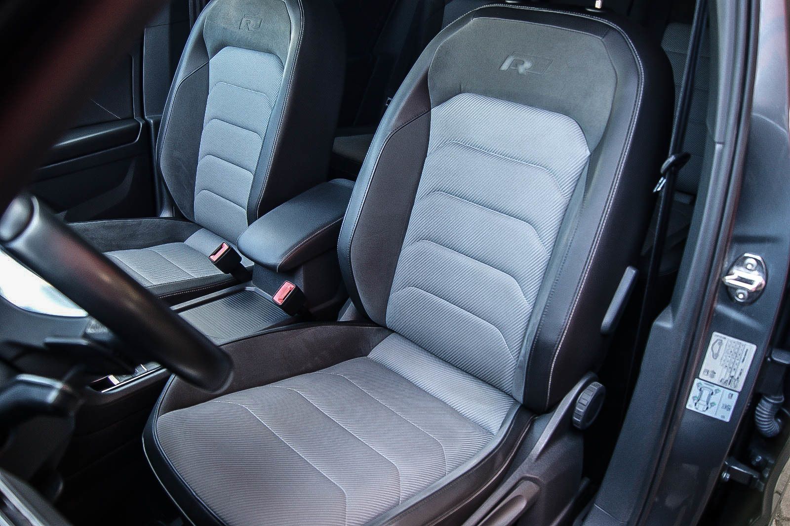Fahrzeugabbildung Volkswagen Tiguan 20TDI 4Motion R-LINE BLACK STHZG LED ANHZ