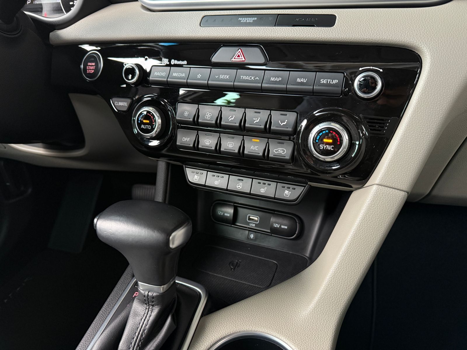 Fahrzeugabbildung Kia Sportage Platinum Edition 4WD PANO LED NAVI