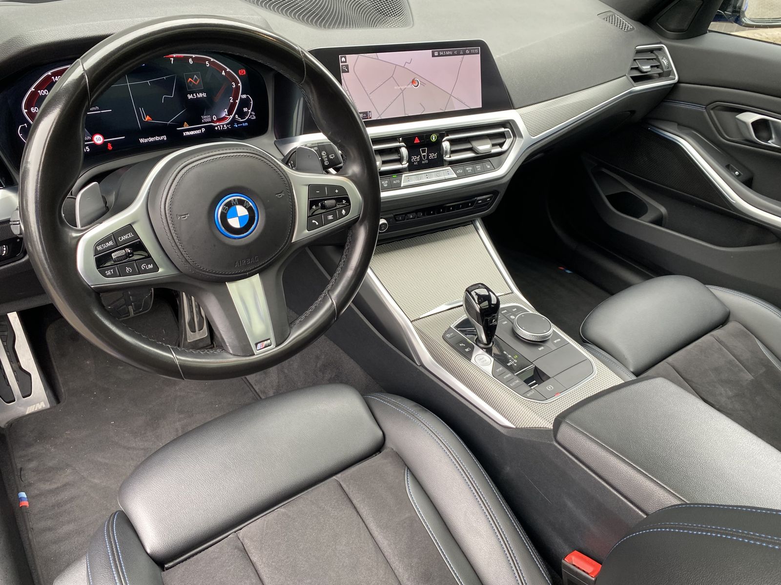 Fahrzeugabbildung BMW 330e Touring M-Sport NAV+LED+AHK+HEAD-UP+PANO+PP