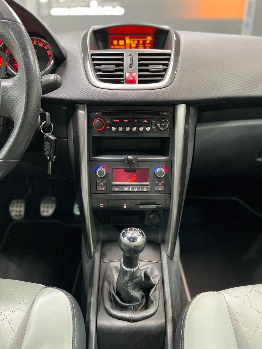 Fahrzeugabbildung Peugeot 207 CC Roland Garros #Tempomat#JBL#Shz