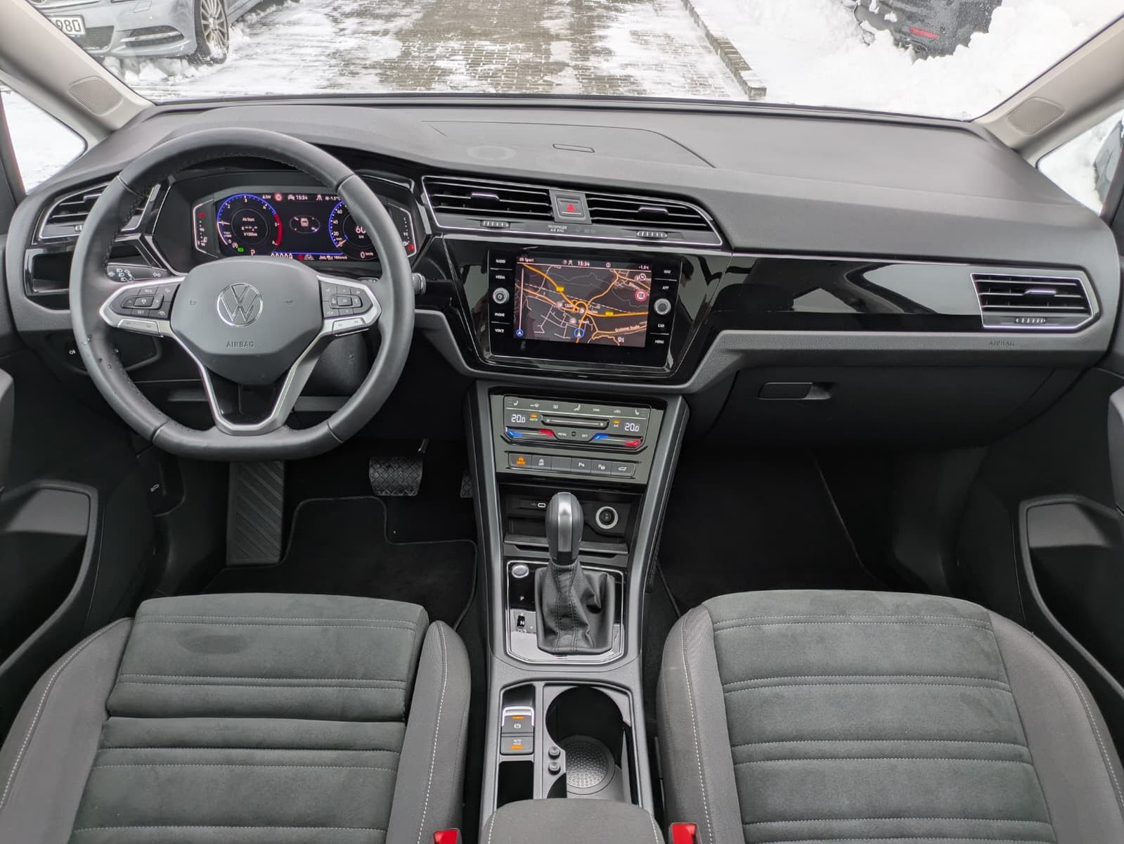 Fahrzeugabbildung Volkswagen Touran 2.0 DSG R-Line High BLACK Pano 7Si IQ AHK