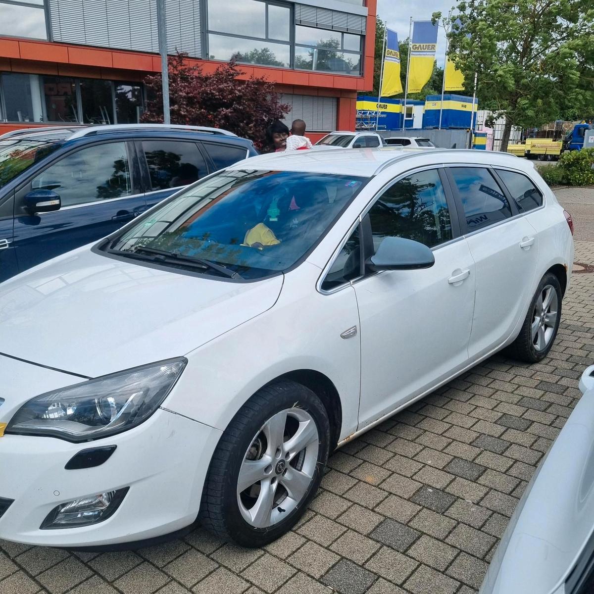 Opel Astra 2011 — photo 13