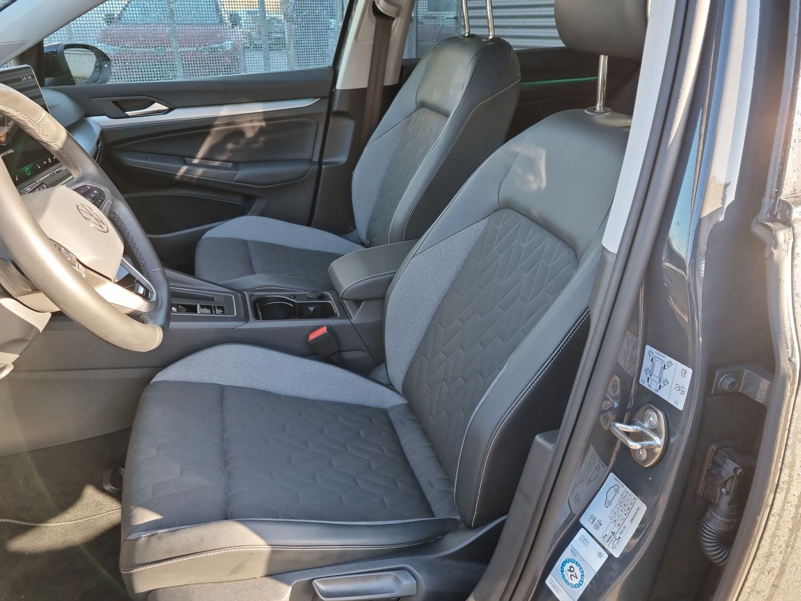 Fahrzeugabbildung Volkswagen Golf VIII Variant 1.5 eTSI DSG Goal PANO AHK