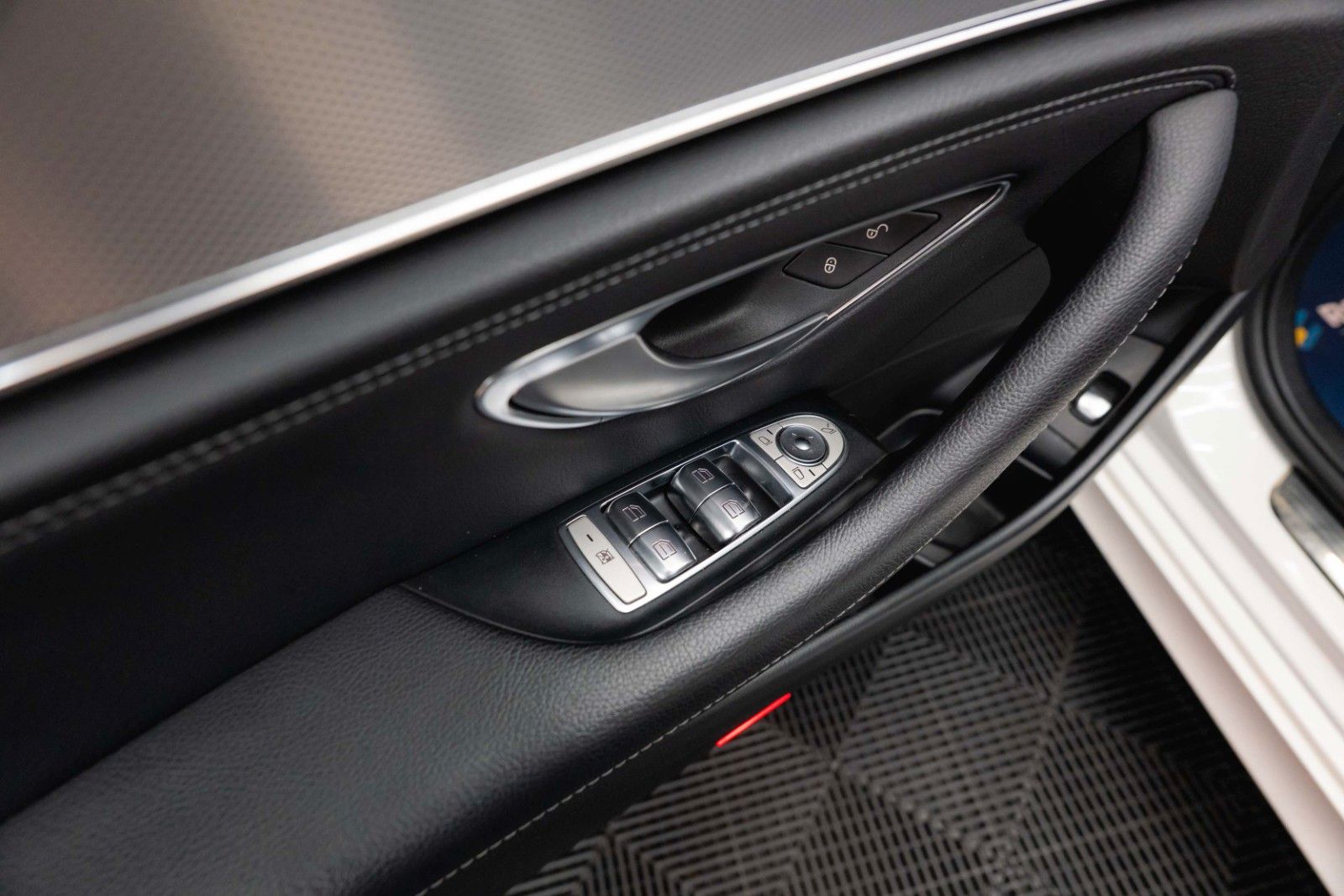 Fahrzeugabbildung Mercedes-Benz E 220d AMG Night-Paket | ACC | LED | Widescreen