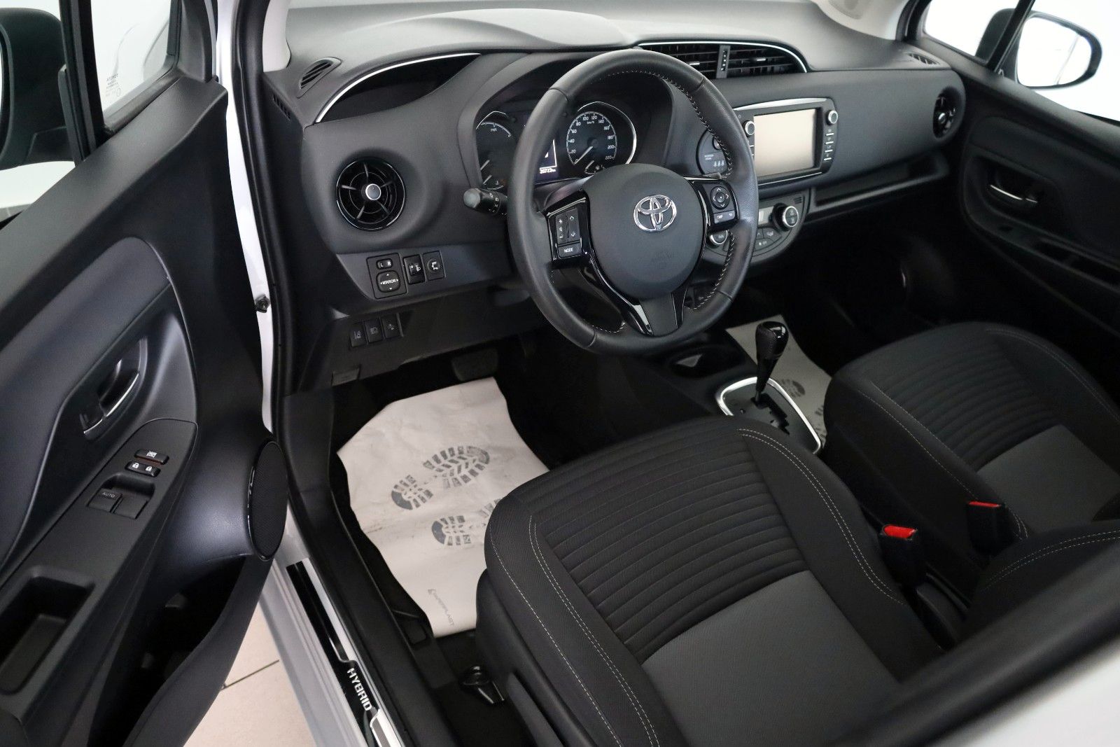Fahrzeugabbildung Toyota Yaris Hybrid Team D Kamera,LM+Allwetterreifen