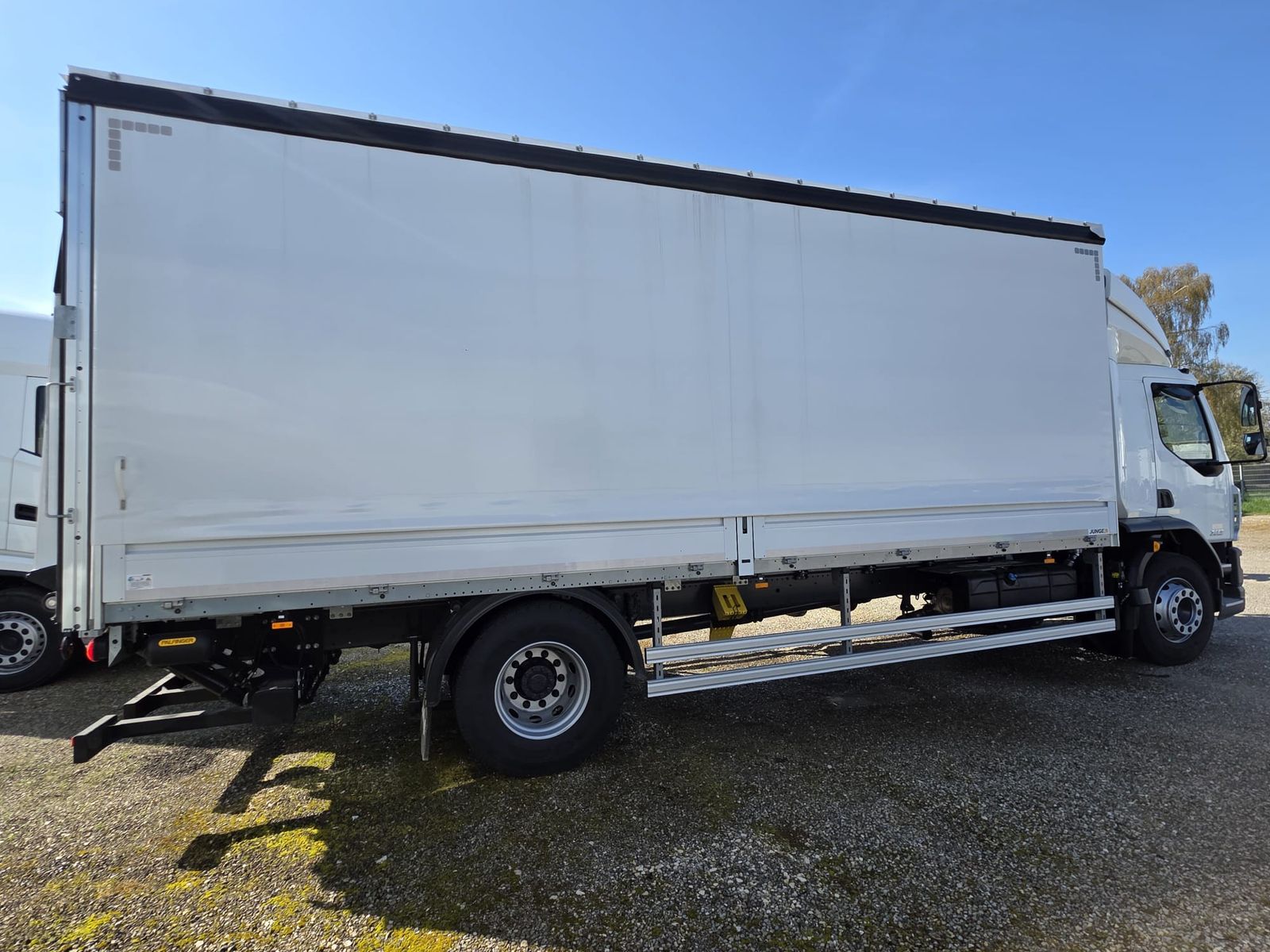 Fahrzeugabbildung DAF FA XB 310 19t Junge Pritsche-Schiebeplane