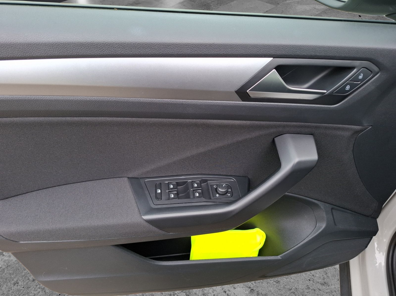 Fahrzeugabbildung Volkswagen T-Roc TSI Life  DSG LED Navi AID ACC RFK SH