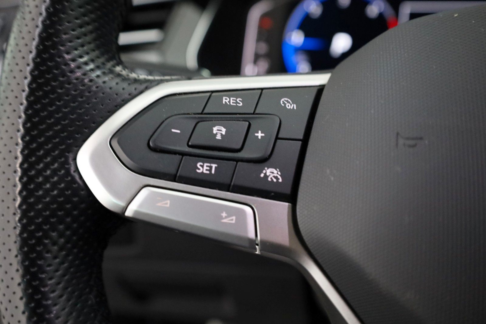 Fahrzeugabbildung Volkswagen Passat Variant R Line Navi,LED,ACC,Panorama,SH