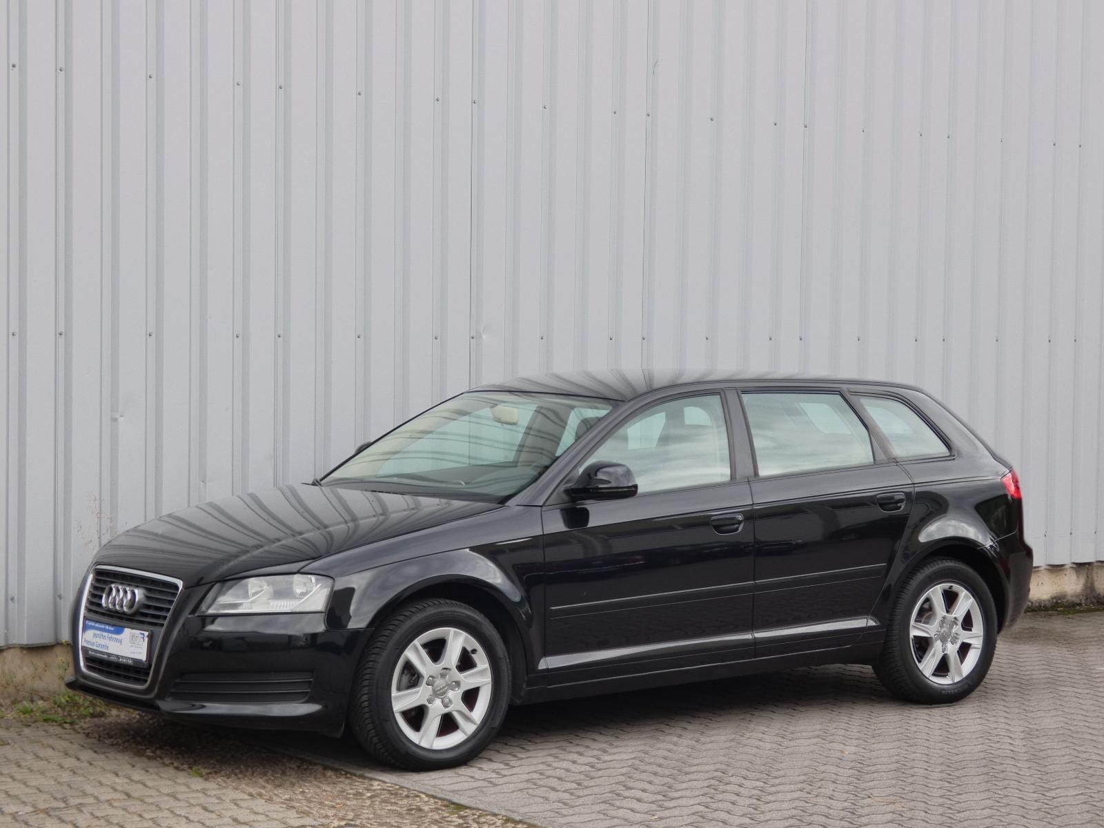 Audi A3 2009 — салон