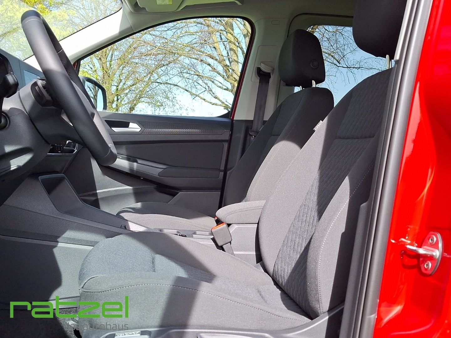 Fahrzeugabbildung Volkswagen Caddy Maxi Edition eHybrid 7-Sitz.+NAVI+LED+ACC
