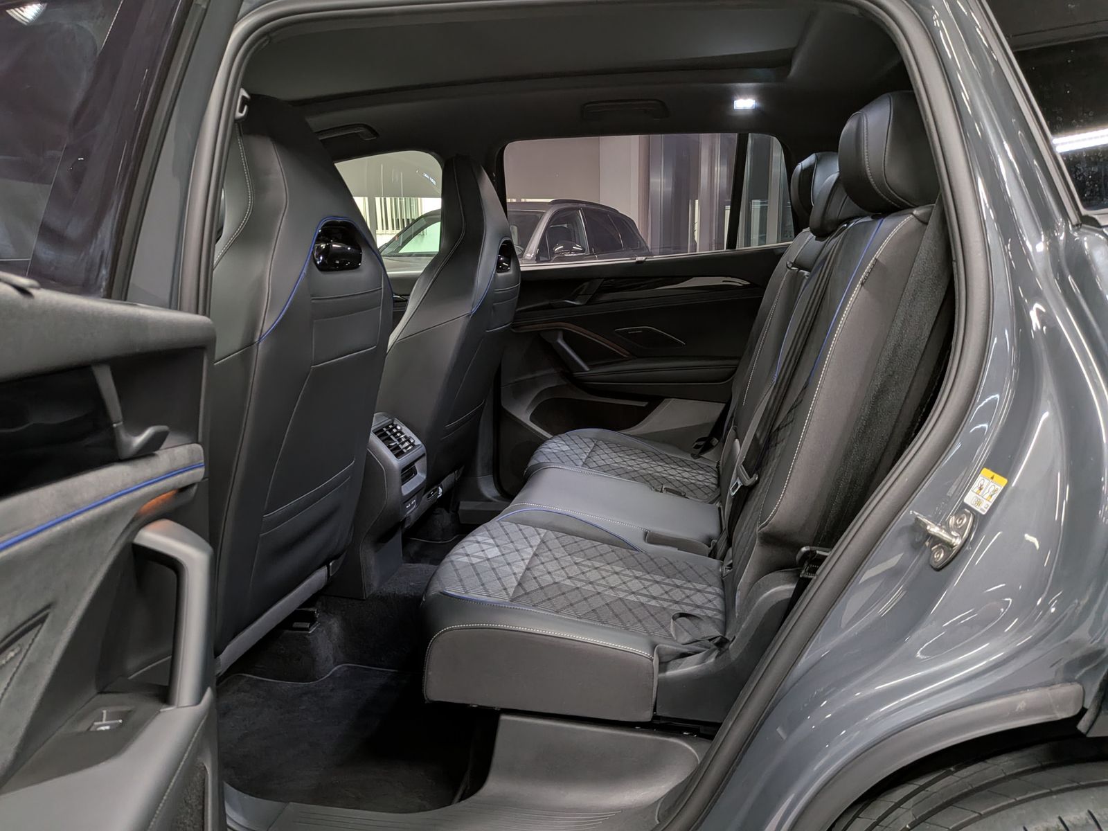 Fahrzeugabbildung Volkswagen Tayron 2.0TDI 4M R-Line Launch Pano Black AHK 20
