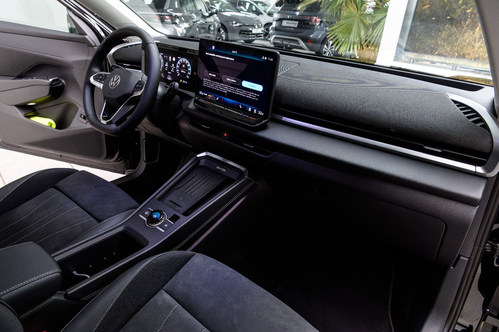 Fahrzeugabbildung Volkswagen T-Roc 1.5 eTSI  Style+IQ-Light+AHK+5 Jahre Gar.