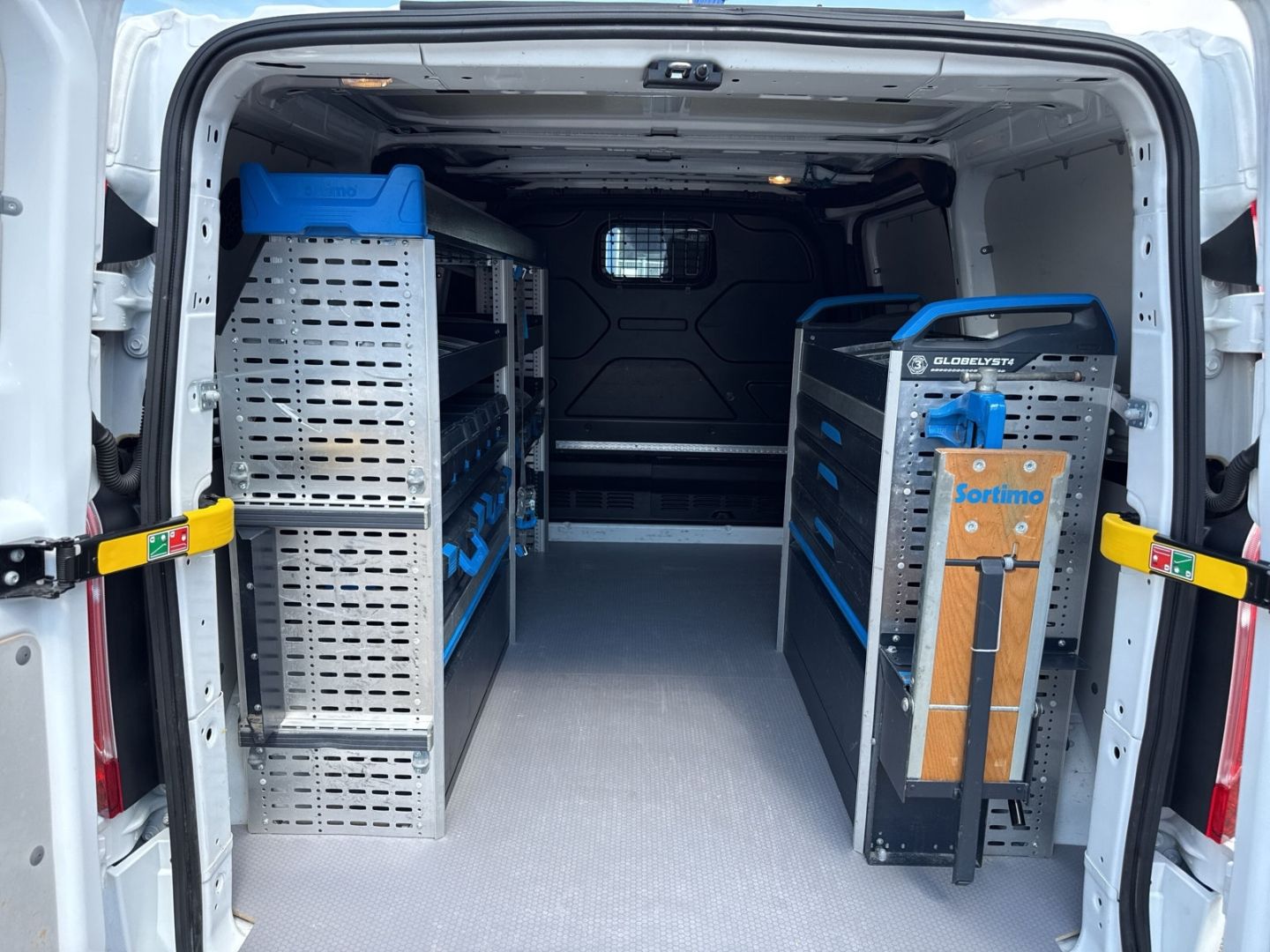 Fahrzeugabbildung Ford Transit Kasten 300 L1 Trend mit Sortimo Regalaus