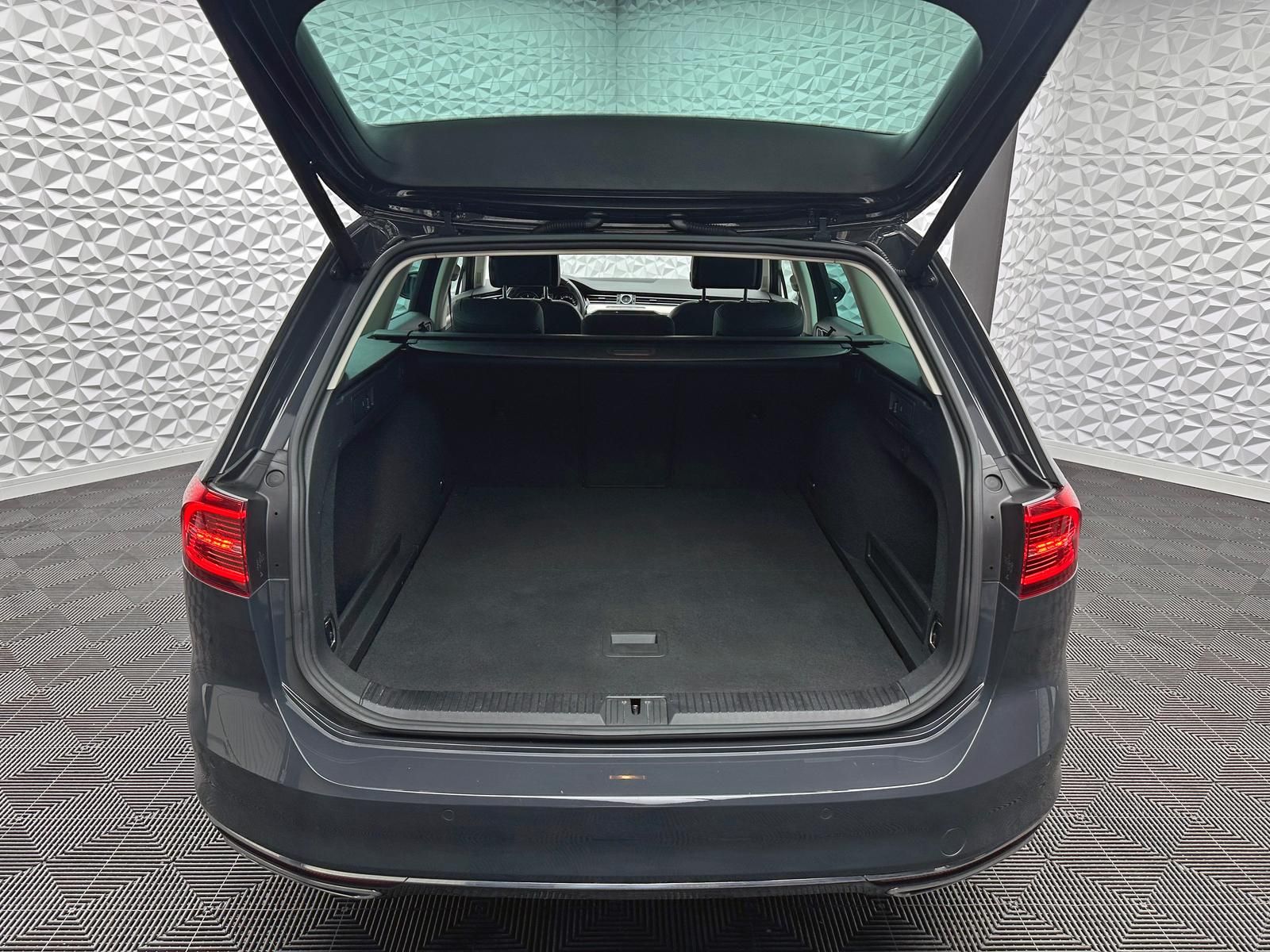 Fahrzeugabbildung Volkswagen PASSAT 2.0 TDI HIGHLINE/ACC/DCC/HUD/LED/RCAM/PDC