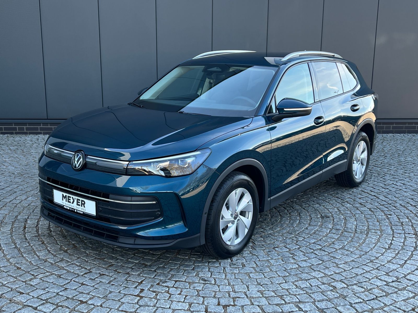 Fahrzeugabbildung Volkswagen Tiguan LIFE 1.5 eTSI DSG *AHK, LED Plus, Kamera,