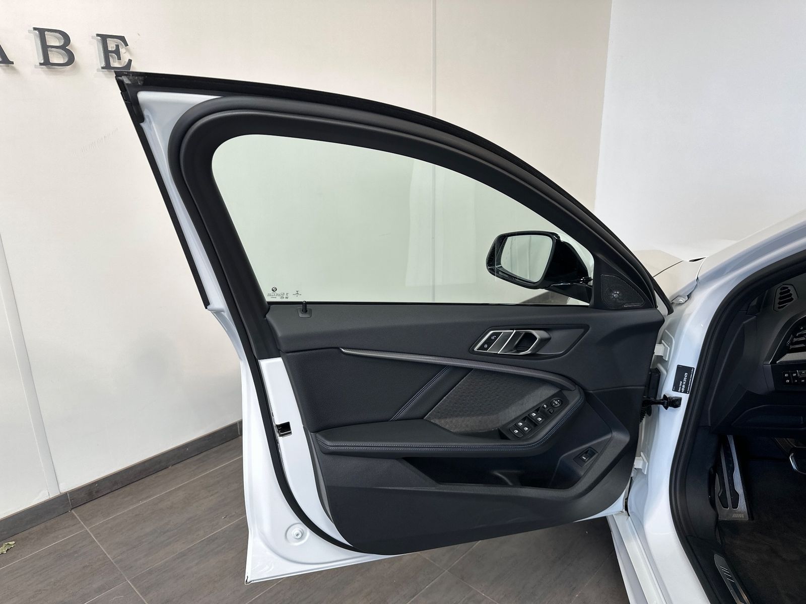 Fahrzeugabbildung BMW 120 d xDrive Aut. M Sport NAV+LED+SHZ+KAM+DAB
