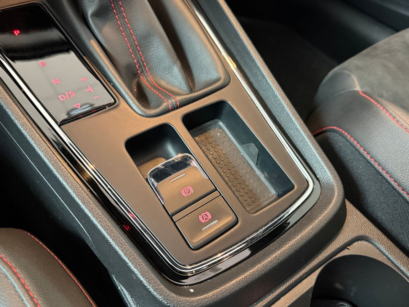 Fahrzeugabbildung SEAT Leon ST FR//ACC/LED/PANORAMA/APPLE-CAR/KAMERA