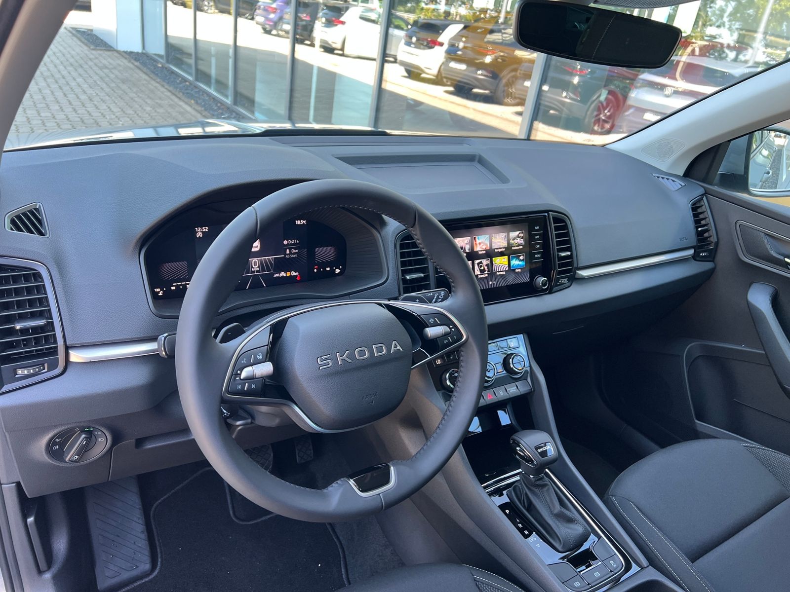 Fahrzeugabbildung SKODA Karoq Balance 1.5 TSI  *AHK, ACC, Rückfahrkamera