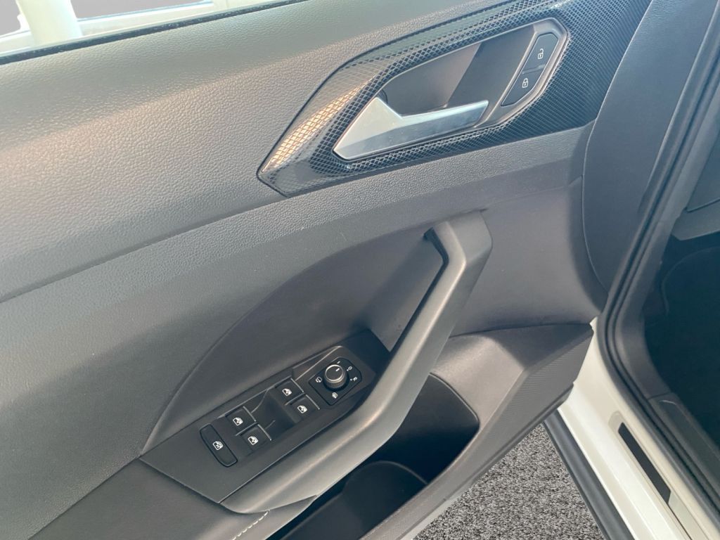 Fahrzeugabbildung Volkswagen T-Cross 1.0 TSI DSG R-Line *Anschlussgarantie*